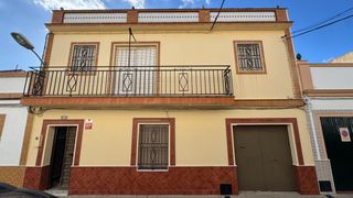 Maison  Calle jacinto benavente. Amplia vivienda de dos plantas con balcón, gran fachada, garaje