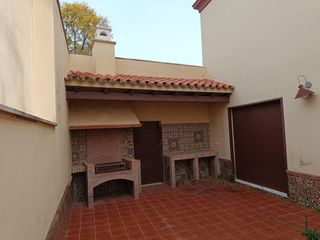 Casa aparellada  Calle manuel gálvez millán. Amplia vivienda de 3 plantas junto a parques, guardería y estaci