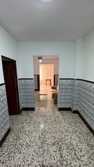Miete Haus  Calle manuel caballero lepe. Vivienda en planta baja con amplio patio – 790€/mes