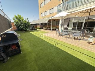 Pis a Parla Este. Un bajo espectacular.....con un jardín que lo dice todo!!!