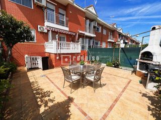 Chalet in Las Américas. Espectacular unifamiliar en las américas