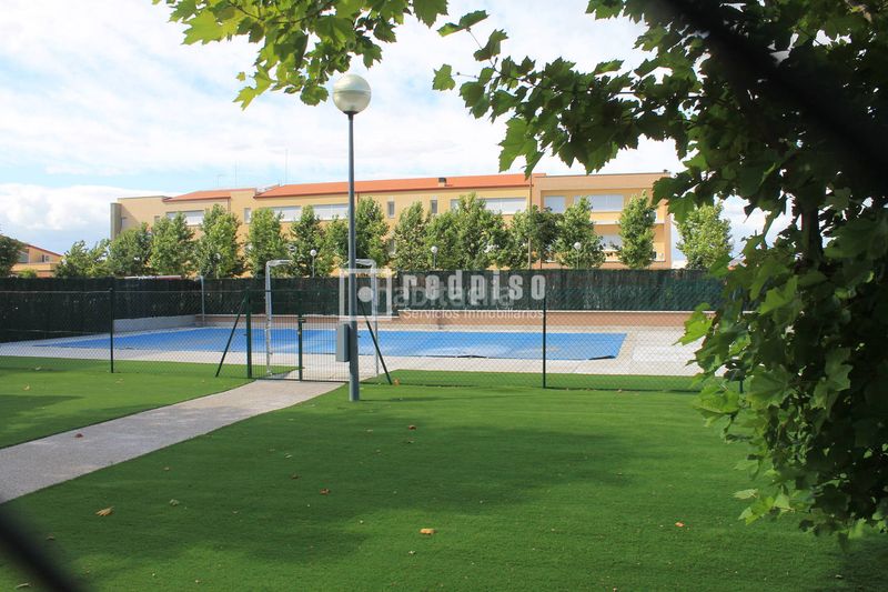 Foto ee3f0686-b48b-48ba-bb78-a3cba5088e32. Pis amb calefacció aparcament piscina a Parla este Parla