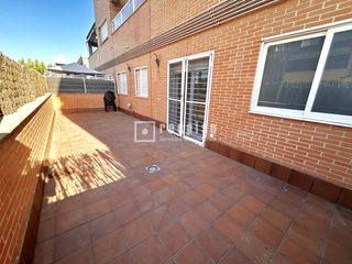 Location Appartement à Parla Este. Magnífico bajo con patio de 30 m en urbanización privada con pis