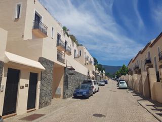 Casa adossada en Calle hinaharros 2. Venta por debajo del valor de mercado - excelente oportunidad -