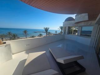 Apartamento  Avenida josé banús. Impresionante apartamento en primera línea de playa situado en p