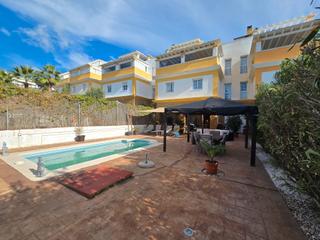 Casa en Calle jaén 5. Villa with private swimming pool – ideally located within walkin