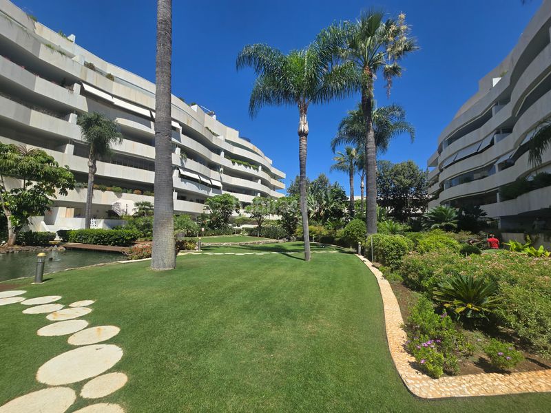 Foto d58efc2b-48df-4d0a-9ed3-7d1a98e4e753. Apartament amb calefacció aparcament piscina a Puerto Banús Marbella