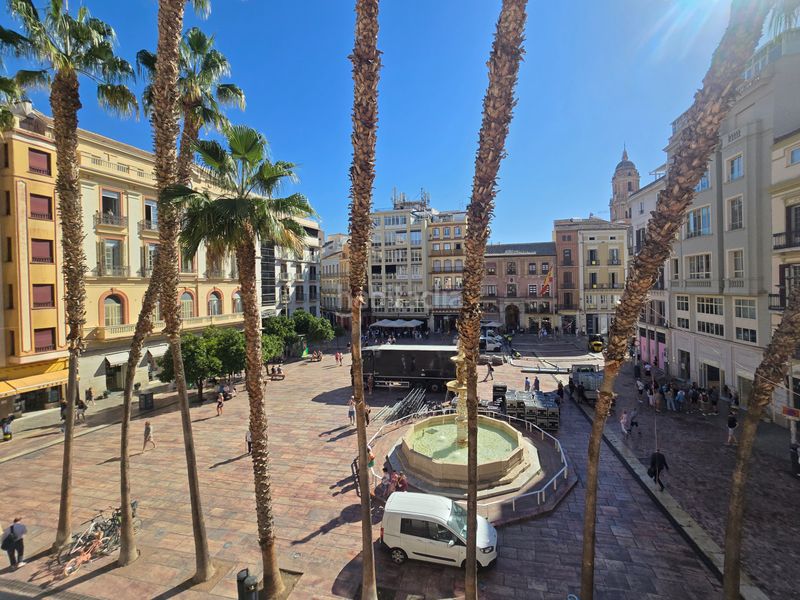 Foto 5d6b40b7-bdc8-47e0-ab95-efe92817288c. Apartamento en plaza de la constitución 1 una propiedad única y emblemática con vistas a la calle larios en Málaga