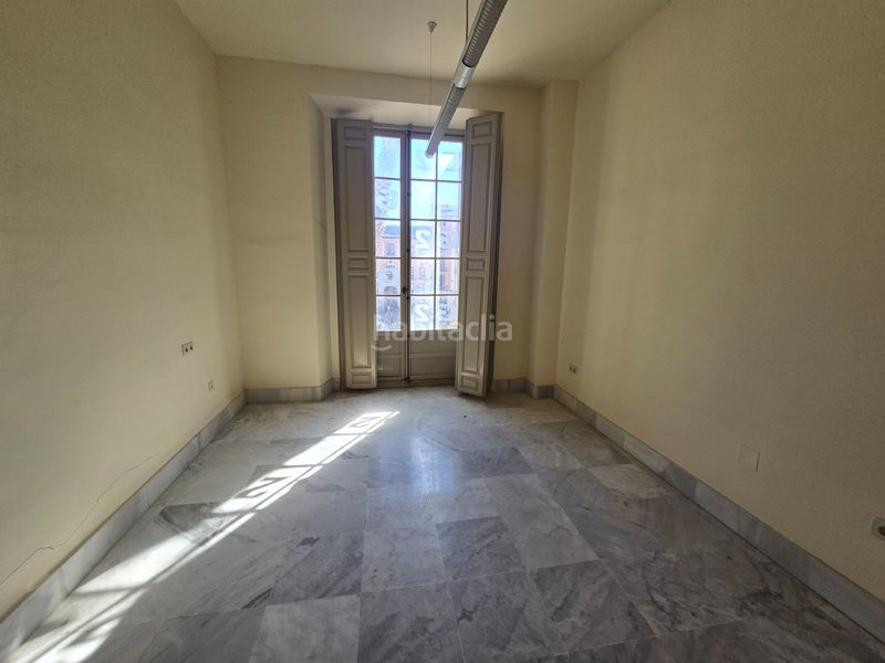Foto 9eec5aa7-c170-4bd4-a2f8-1e681d65ab1e. Apartamento en plaza de la constitución 1 una propiedad única y emblemática con vistas a la calle larios en Málaga