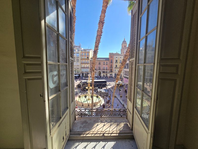 Foto c8d18816-3b57-481f-a322-e57f1fba53d3. Apartamento en plaza de la constitución 1 una propiedad única y emblemática con vistas a la calle larios en Málaga