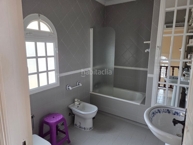 Foto c0ba1728-65e1-4882-bdc1-1338678b999f. Xalet amb aparcament piscina a Benajarafe