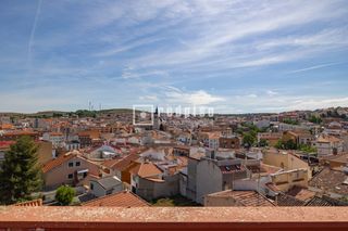 Casa en Centro. Casa de 4 plantas con gran potencial para reformar. ideal para i