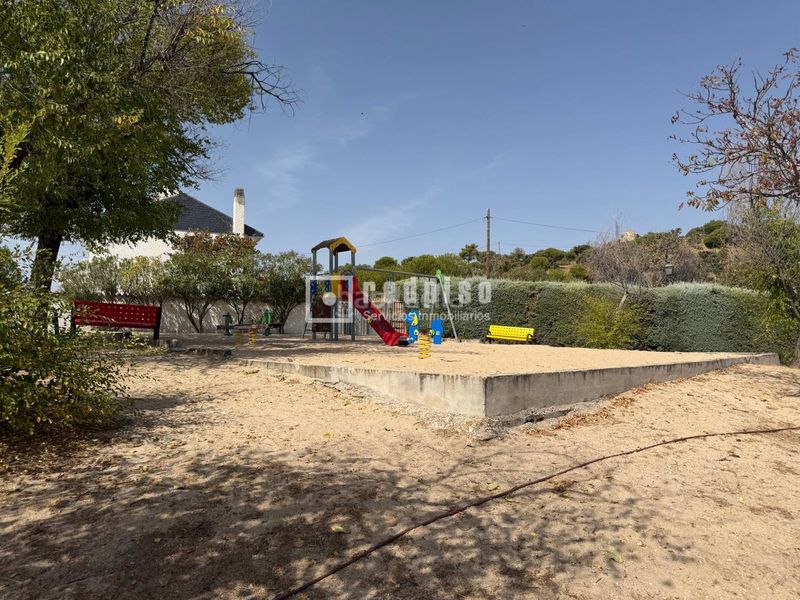 Foto b9425b8c-05bd-41b3-a574-269bf0659de7. Xalet amb calefacció aparcament piscina a Navalagamella