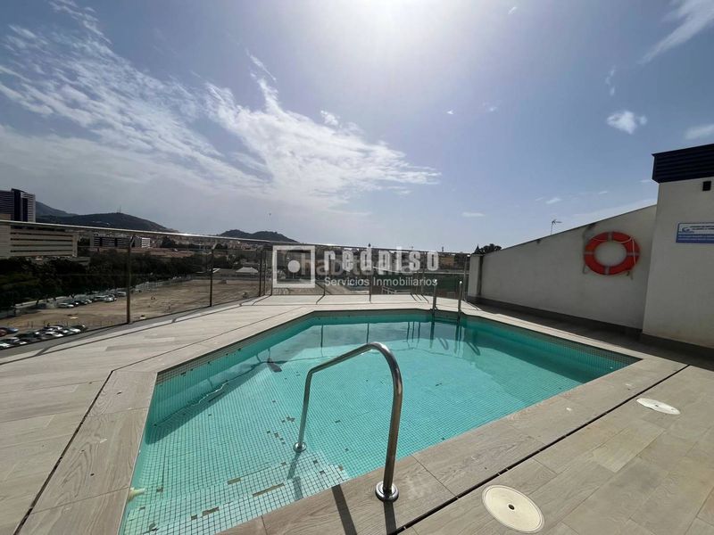 Foto 59e2e1fc-74fb-47d0-a06b-6964bedbb1ee. Lloguer pis amb calefacció piscina a Parque Victoria Eugenia Málaga