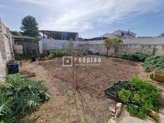 Casa a Humilladero. Humilladero la inversión que crece sola. amplia casa con jardín