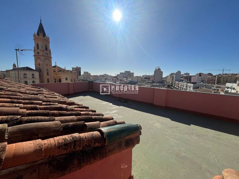 Foto d135eef8-c68b-443f-abbd-4908fcfdcfaf. Edifici a La Trinidad Málaga