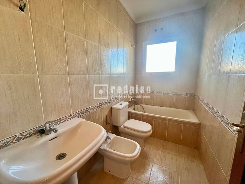 Foto c02bb9ca-9375-43d4-84ef-39d3eb5c023b. Àtic amb calefacció aparcament a Centro Torre del Mar