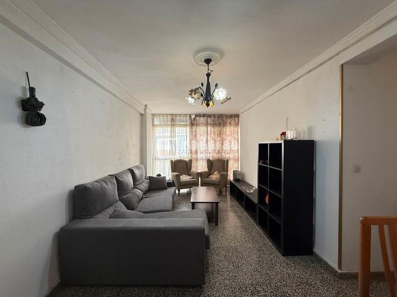 Foto e0ae2df2-5b85-405d-8384-0679240c7470. Piso  en una emblemática barriada, ven a verlo! en Málaga