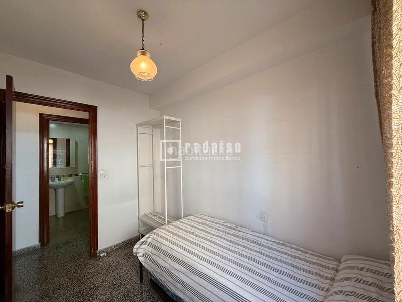 Foto feab847a-bf10-4781-96ad-44c8a9696ff6. Piso  en una emblemática barriada, ven a verlo! en Málaga