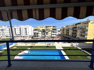 Pis a Las Flores. Piso completamente reformado con terraza, piscina y garaje en la