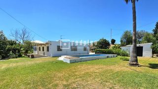 Chalet in Viña Málaga. Finca de 4.045 m con vivienda, piscina y cultivo de mangos en vé