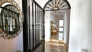 House in Hispanidad - Vivar Téllez. Casa de tres plantas con terraza, solárium y gran potencial en v