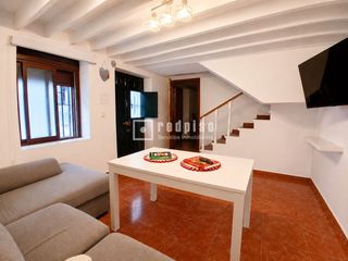 Casa  Triana. Amplia casa de 2 plantas, semireformada de 4 dormitorios con ter