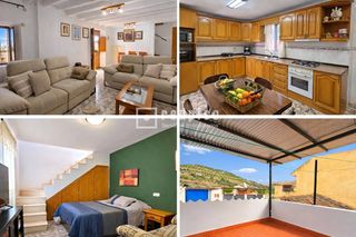 Maison  De granada. Casa de 145 m con 4 dormitorios, patio interior y terraza con vi