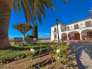 Xalet a Cártama. Cortijo  hacienda rural con piscina y terrazas  plaza de toros