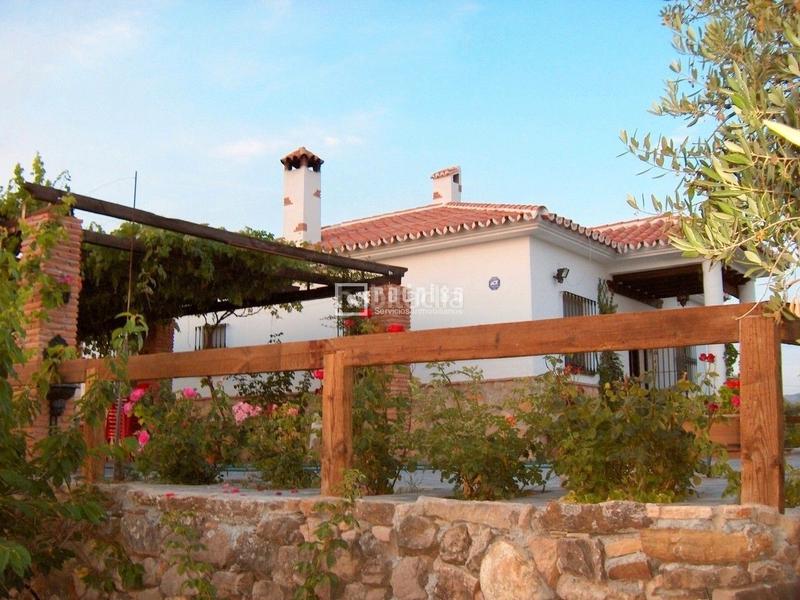 Foto b8dc156c-0add-4306-a993-3545c52e5f33. Chalet espectacular finca rústica de 25.000 m con casa, piscina, producción de olivos ubicada a pocos minutos , málaga en Colmenar