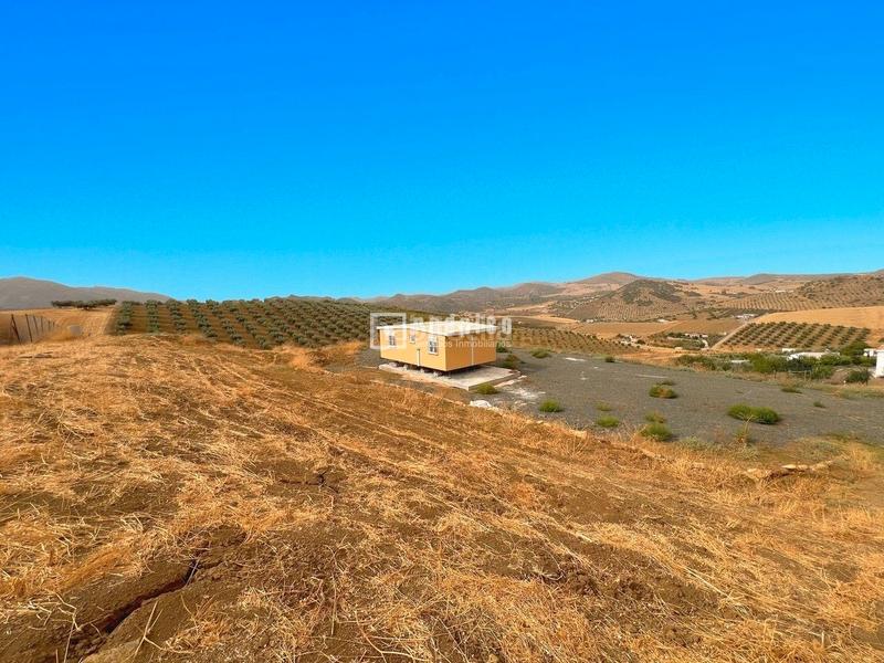 Foto 0b85c057-2a24-4879-840a-d4d69e45f97a. Casa finca con espectacular solar casa móvil a estrenar totalmente vallada con zona de terreno llano y multiples posibilidades en arr en Almogía