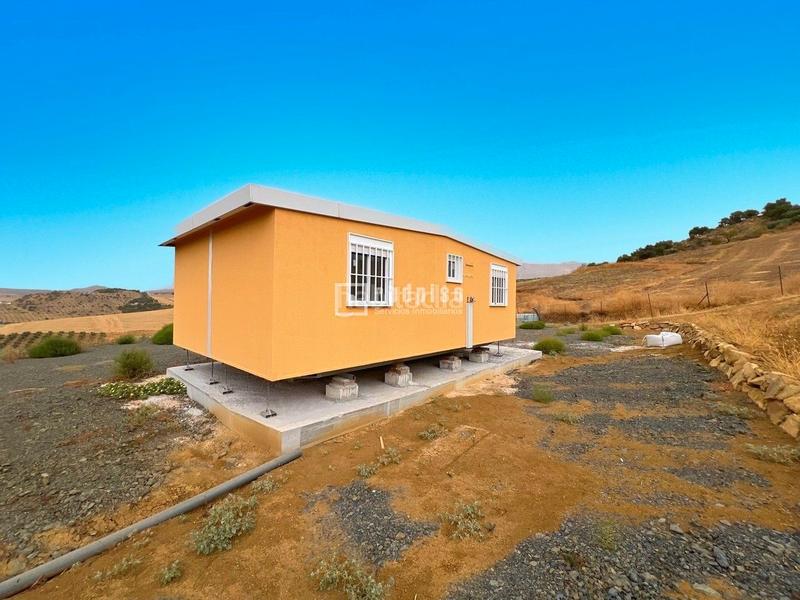 Foto d87474f2-ee4e-45d8-8bbc-f323bbe35f7c. Casa finca con espectacular solar casa móvil a estrenar totalmente vallada con zona de terreno llano y multiples posibilidades en arr en Almogía