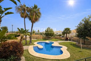 Xalet a Almayate Bajo. Chalet con vistas al mar, planta baja independiente, jardín y ur