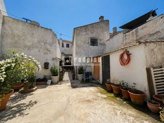 Casa  Imagen. Casa mata de dos plantas con gran patio y potencial para 2 vivie