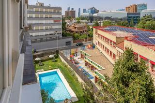 Apartament a Calle de prieto ureña, madrid, spain 5. Exclusiva piso en urbanizacion con jardin  y  piscina