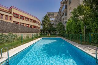 Apartamento  Calle de prieto ureña, madrid, spain 5. Exclusiva piso en urbanizacion con jardin  y  piscina