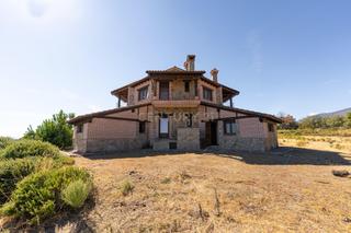 Mas  10470 villanueva de la vera, cáceres, spain. Oportunidad única de inversión en sierra de gredos villa con lic