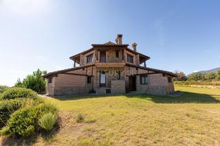 Casale in 10470 villanueva de la vera, cáceres, spain. Oportunidad única de inversión en sierra de gredos villa con lic