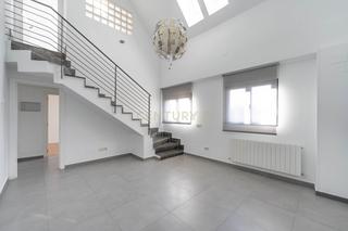 Location Duplex  Calle azucenas, madrid, spain 22. Magnífico y muy luminoso piso duplex cercano a la plaza de la re