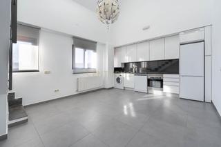 Location Duplex à Calle azucenas, madrid, spain 22. Magnífico y muy luminoso piso duplex cercano a la plaza de la re