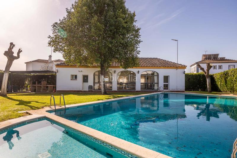 Foto 4943598d-7e00-4bf1-9408-8a24527bd13f. Chalet with fireplace heating parking pool in Espartinas pueblo Espartinas