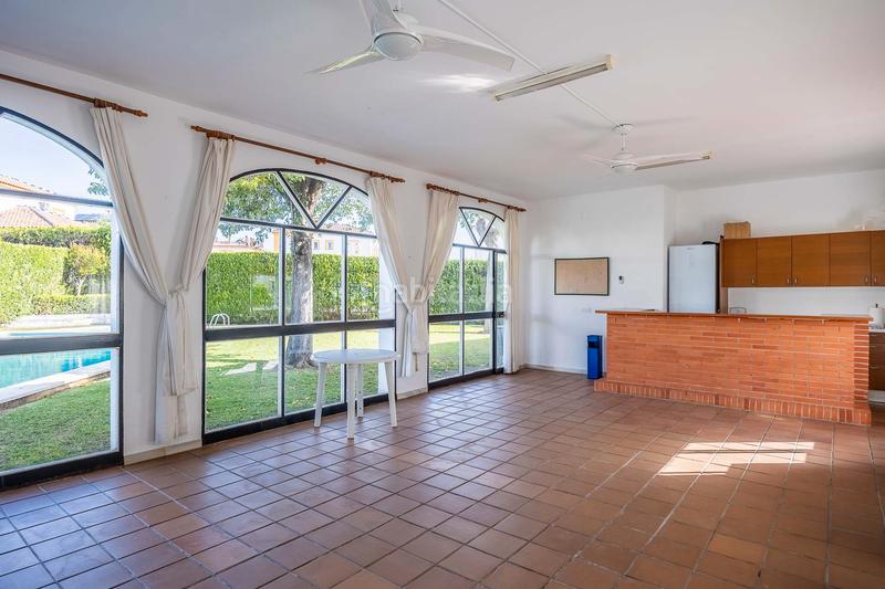 Foto 69bbc7f4-99c0-47f2-9473-2dcdef478567. Chalet with fireplace heating parking pool in Espartinas pueblo Espartinas