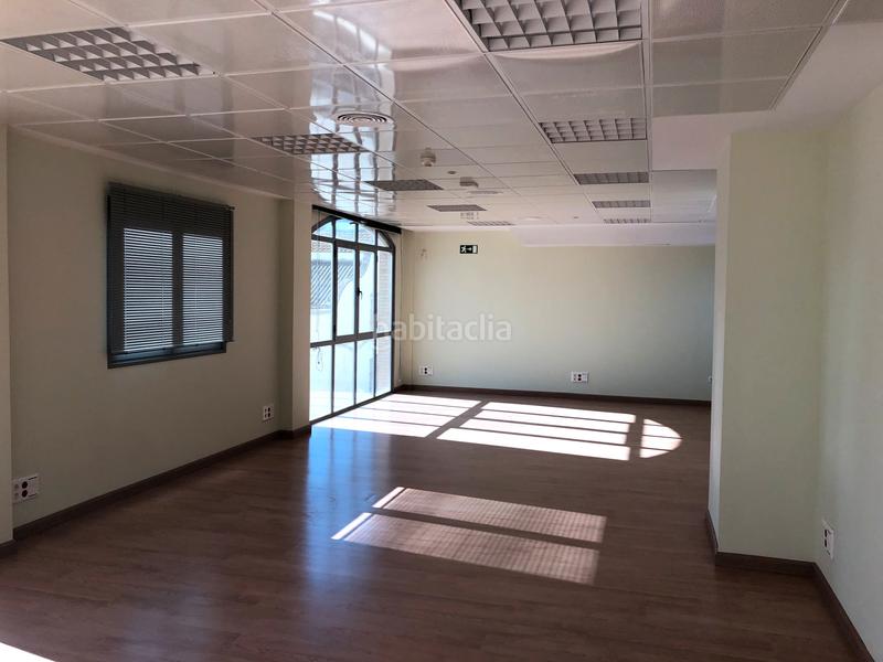 Foto 32c57c31-5c7a-40b9-92bf-43bdabf31d42. Edificio en calle lamarque de novoa 5 edificio de oficinas en Dos Hermanas