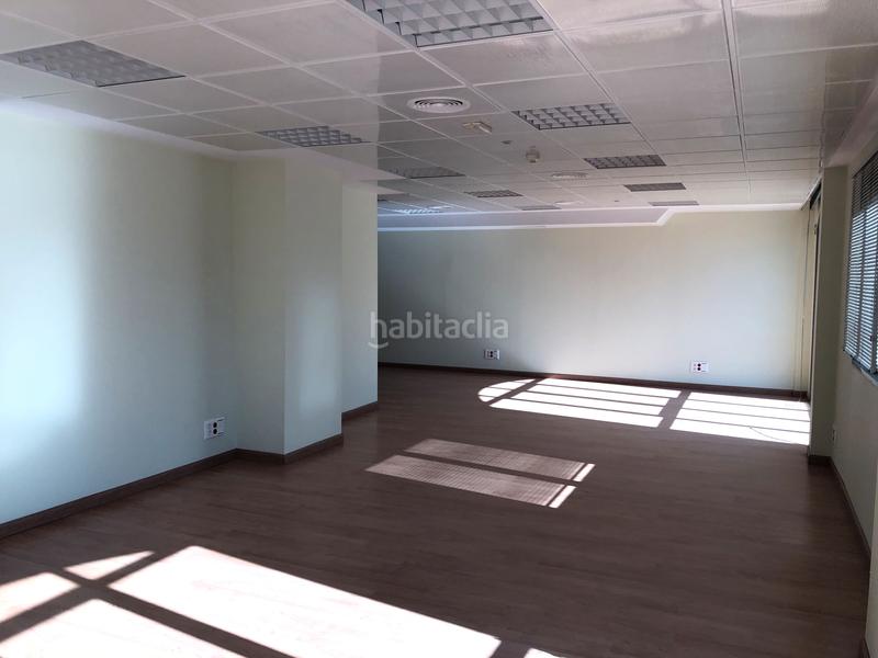 Foto 4817c7cd-7261-4e96-9e2d-a73c78db880b. Edificio en calle lamarque de novoa 5 edificio de oficinas en Dos Hermanas