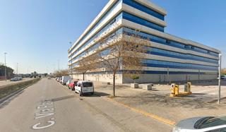 Office space in Calle pino estrobo 24. Oficina con garaje en venta en edificio agora. sevilla