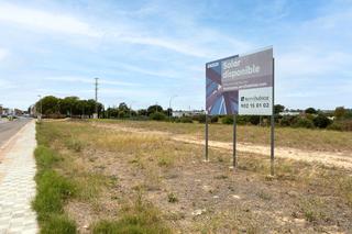 Terrain industriel  Calle constelacion pavo real. Suelo dotacional en venta en utrera