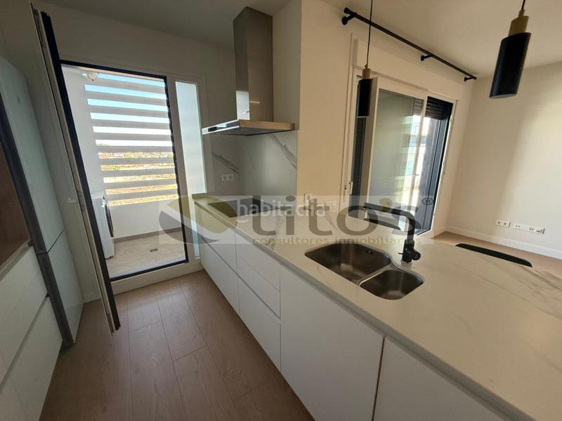 Foto 437bfc5f-525e-4610-9aae-694e340b62d1. Lloguer pis amb aparcament a Entrenúcleos Dos Hermanas