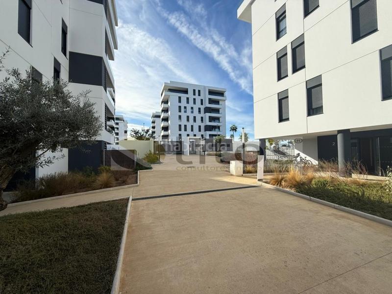 Foto b91d25bc-6a95-4341-a5f0-9340e6340bd2. Rent flat with parking in Entrenúcleos Dos Hermanas