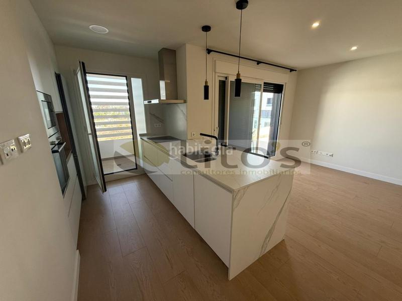 Foto ccdf6da2-81c2-42aa-b725-50a72c50986d. Rent flat with parking in Entrenúcleos Dos Hermanas