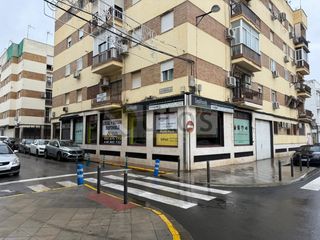Lloguer Local Comercial  Calle morerillas las. Amplio local comercial con sótano en pleno centro de dos hermana